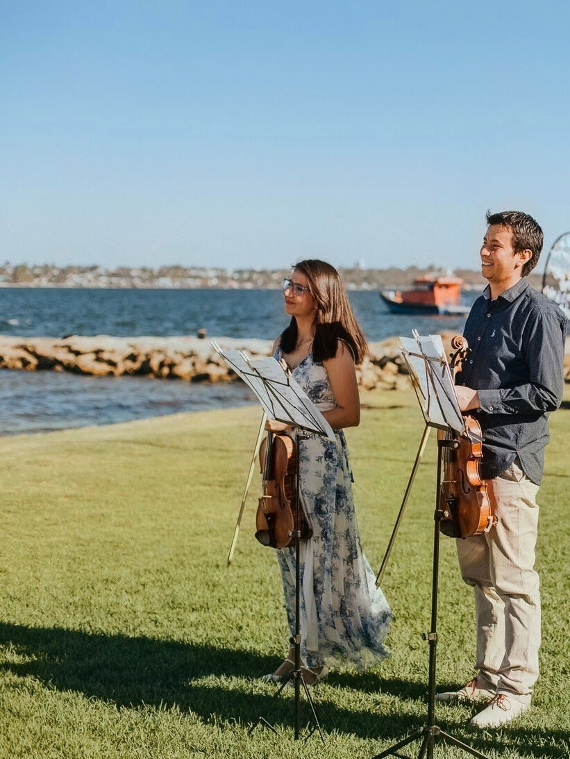 Dúo de cuerda tocando en una ceremonia de boda al aire libre